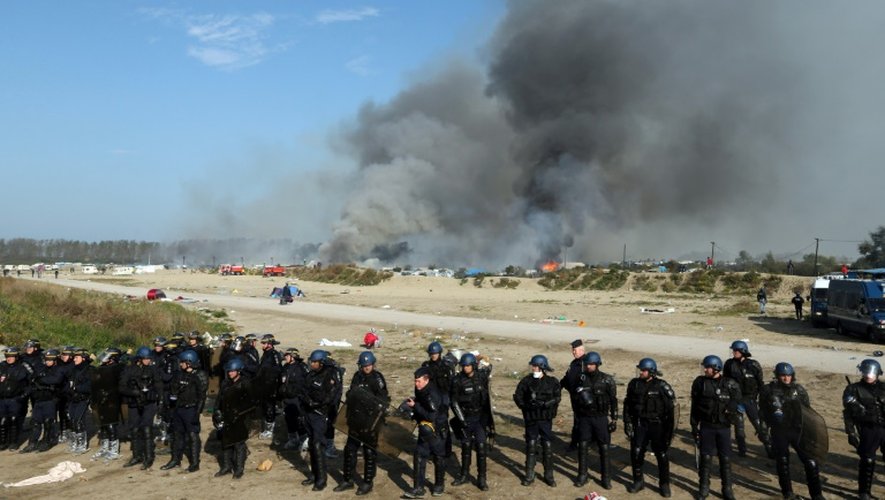 Un cordon de gendarmes aux abords de la "Jungle" de Calais en feu, le 26 octobre 2016