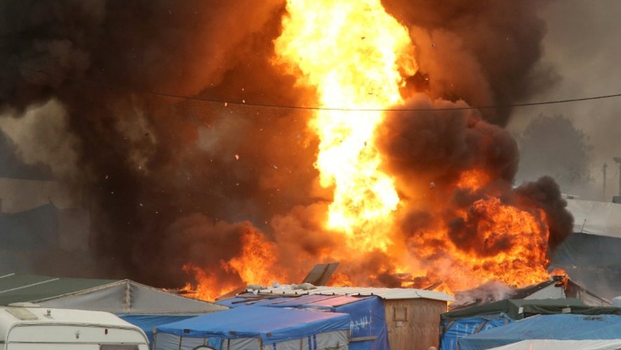 Des flammes dans le bidonville géant de Calais (nord), le 26 octobre 2016, avant la fin de son évacuation.