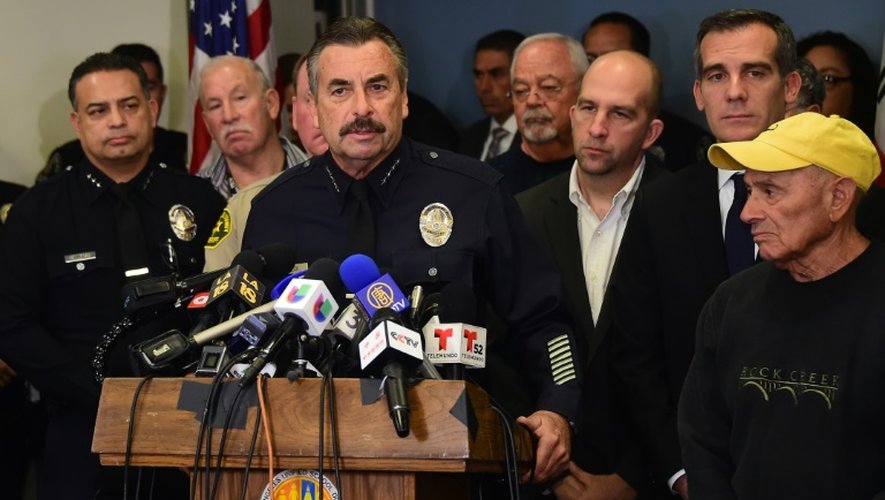 Le chef de la police de Los Angeles Charlie Beck (C), s'exprime sur la décision de fermer toutes les écoles publiques en raison de la menace "crédible" d'une attaque, le 15 décembre 2015