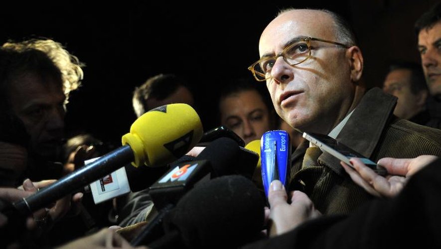 Le ministre de l'Intérieur Bernard Cazeneuve s'exprime devant la presse le 20 décembre 2014 à Joué-lès-Tours après l'agression de policiers par un homme qui a ensuite été abattu