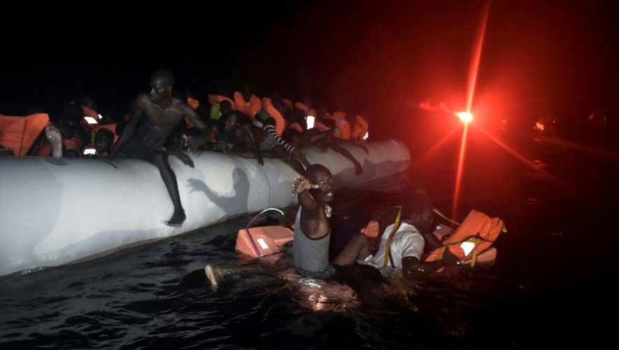 Des migrants dans l'attente de leur sauvetage au large des côtes libyennes, le 12 octobre 2016