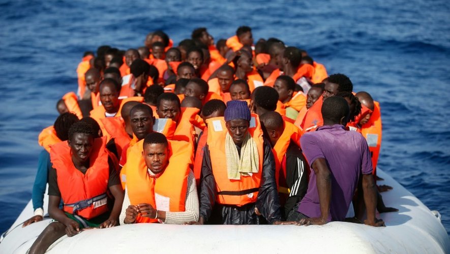 Des migrants durant un sauvetage en Méditerranée, le 20 octobre 2016