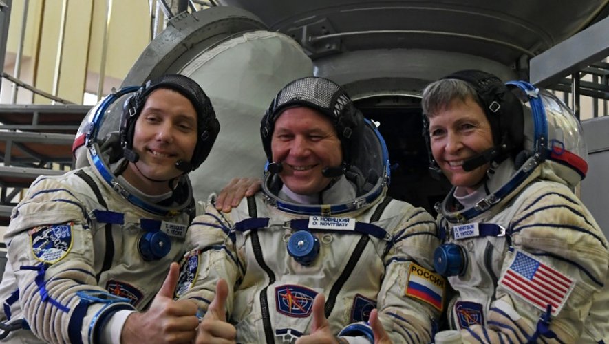 (De G à D) Thomas Pesquet, Oleg Novitsky et Peggy Whitson devant un Soyuz à la Cité des Etoiles, près de Moscou, le 25 octobre 2016