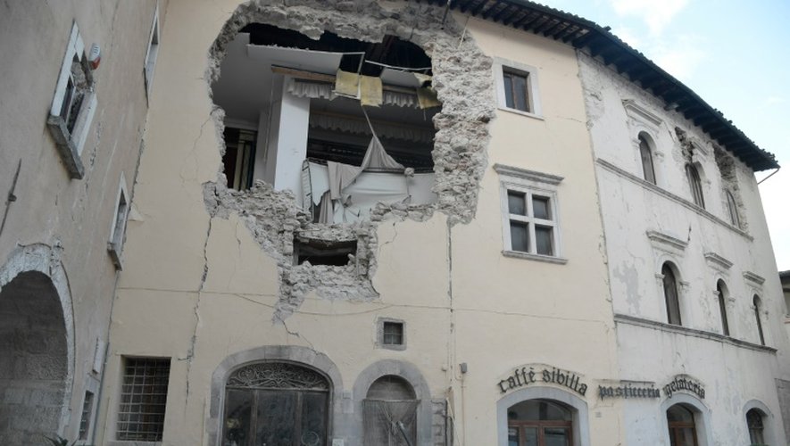 La façade d'un bâtiment détruite à Visso après un séisme qui a touché le centre de l'Italie, le 27 octobre 2016