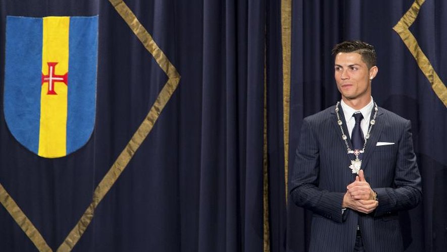 Cristiano Ronaldo du Real Madrid reçoit la médaille du mérite de sa ville natale de Funchal sur l'île portugaise de Madère, le 21 décembre 2014
