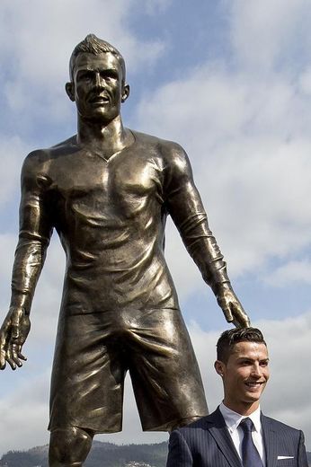 Cristiano Ronaldo du Real Madrid devant la statue à son effigie inaugurée à Funchal sur l'île portugaise de Madère, le 21 décembre 2014