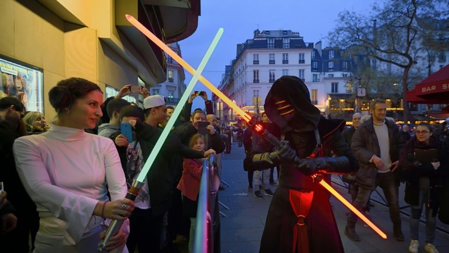 Des spectateurs déguisés en personnages de Star Wars, le 16 décembre 2015 à Paris