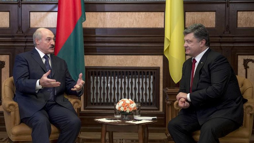 Le président bélarusse Alexandre Loukachenko (g) a rencontré son homologue ukrainien Petro Porochenko à Kiev le 21 décembre 2014