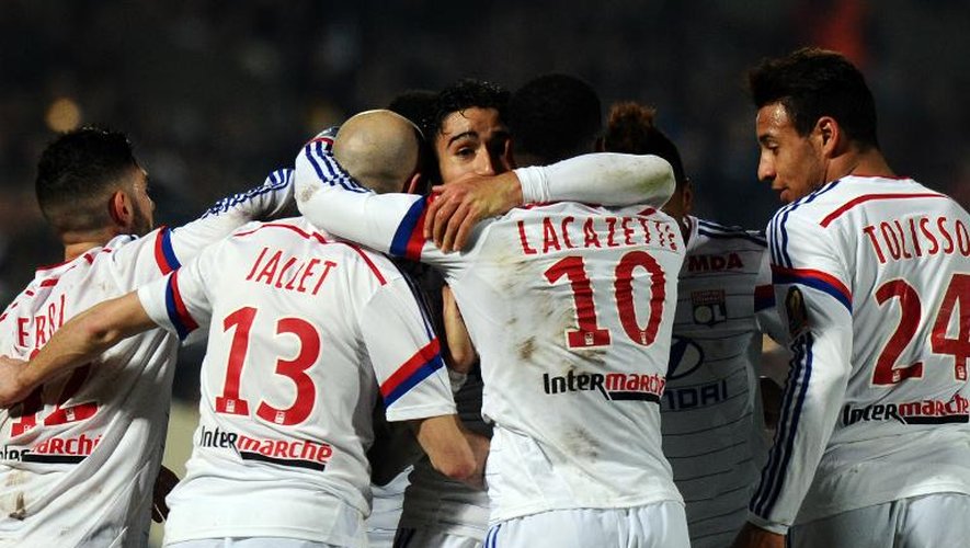 La joie des Lyonnais après le premier des deux buts d'Alexandre Lacazette, à Bordeaux, le 21 décembre 2014