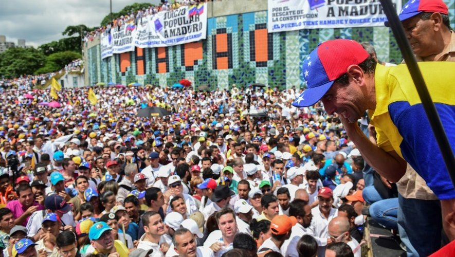 Le leader de l'opposition vénézuélienne Henrique Capriles écoute les manifestants contre le président Nicolas Maduro, le 26 octobre 2016 à Caracas