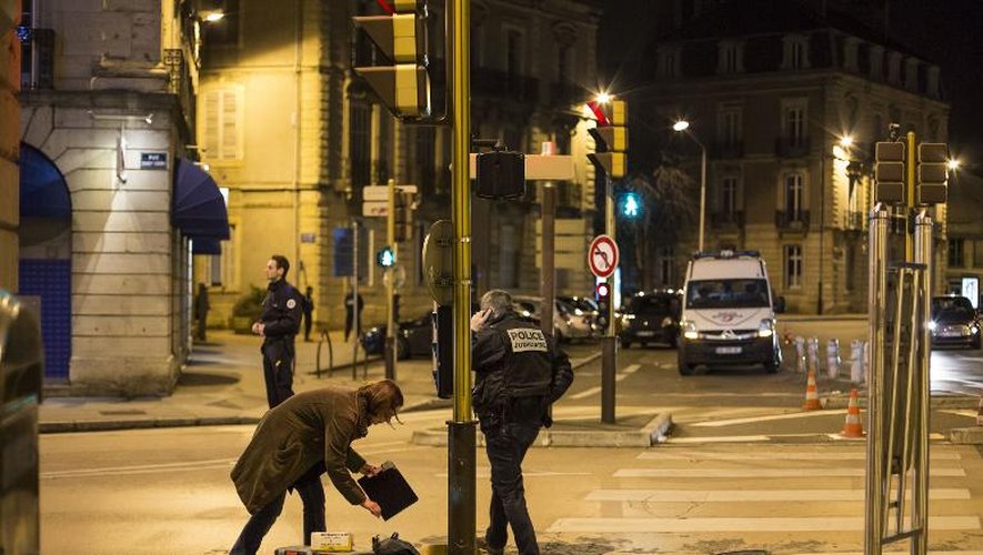 Des policiers à l'endroit où un homme a foncé sur de passants le 21 décembre 2014 à Dijon