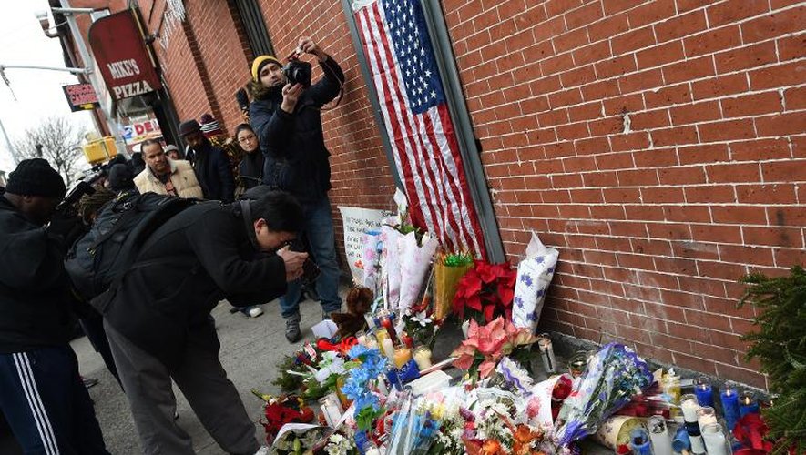 Des fleurs déposées à l'endroit où deux policiers ont été tués le 21 décembre 2014 à New York