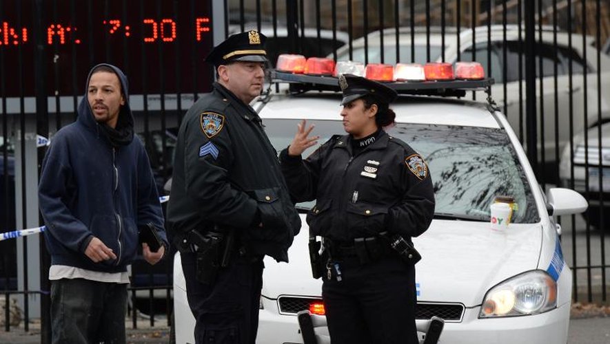 Des policiers à proximité de l'endroit où deux des leurs ont été tués, le 21 décembre 2014 à New York