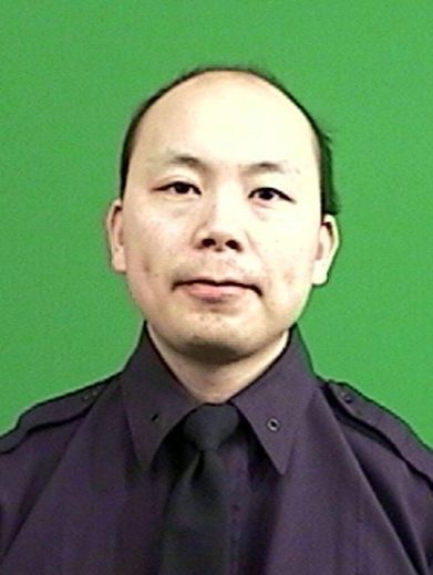 Portrait non daté fourni par la police new-yorkaise de Wenjian Liu, l'un des deux policiers tué le 20 décembre 2014 à New York