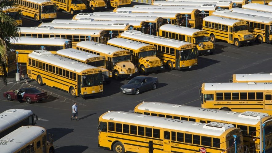 Des bus scolaires restent stationnés tandis que les écoles sont fermées à Los Angeles, le 15 décembre 2015