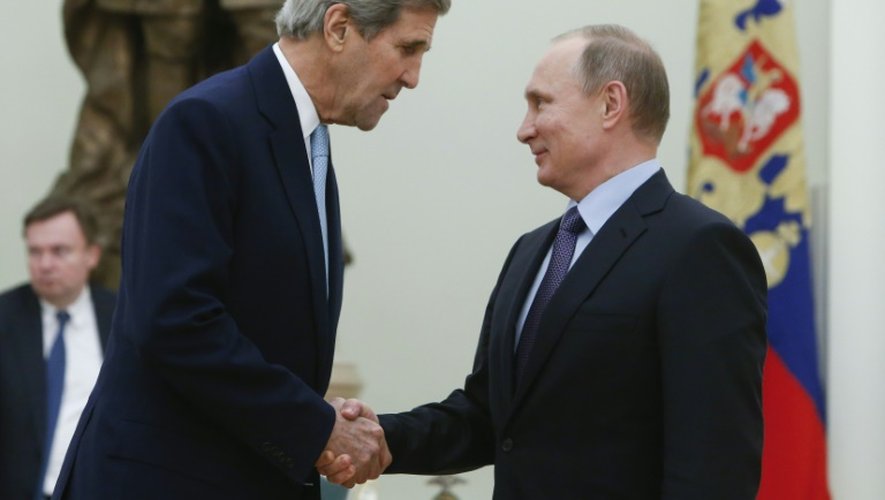 Le secrétaire d'Etat John Kerry (g) salue le président Vladimir Poutine au Kremlin à Moscou, le 15 décembre 2015