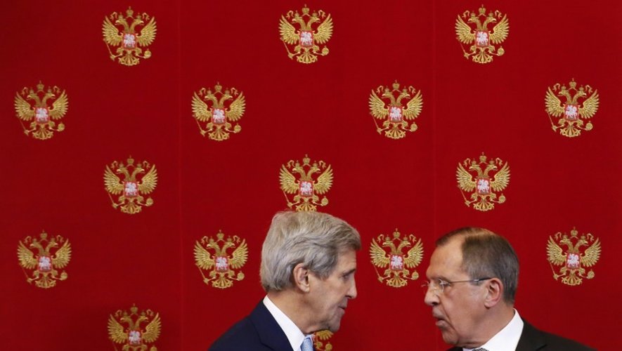 Le secrétaire d'Etat John Kerry (g) et le ministre des affaires étrangères (d) Sergei Lavrov au Kremlin à Moscou le 15 décembre 2015