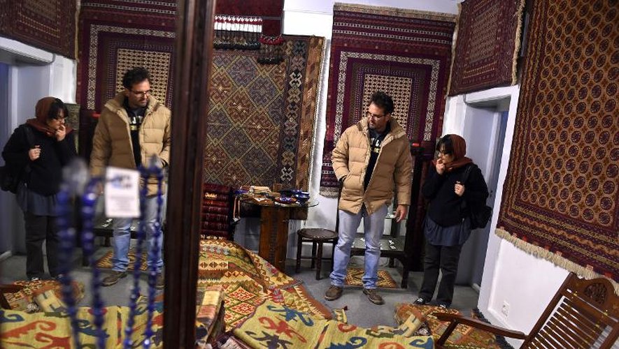 Des étrangers dans un magasin de tapis le 2 décembre 2014 à Kaboul