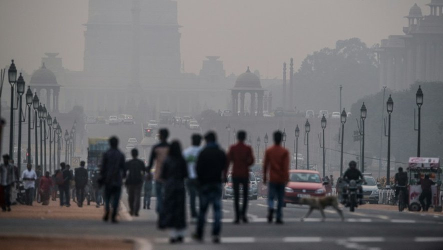 Des piétons avancent à travers la pollution, à New Delhi, le 1er décembre 2015