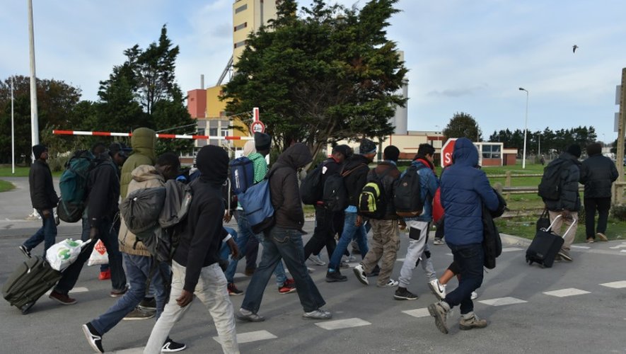 Des migrants à proximité de la "Jungle" le 27 octobre 2016 à Calais