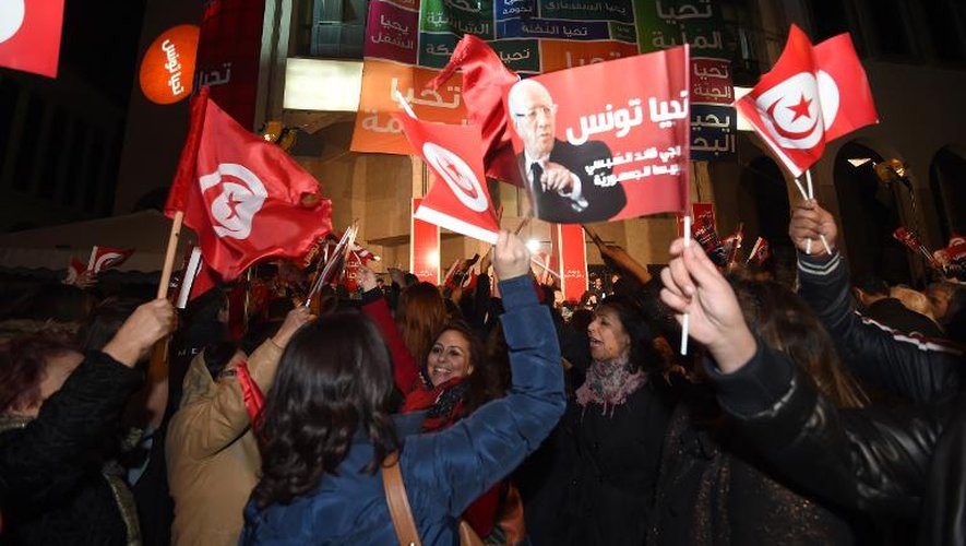 Des partisans de Béji Caïd Essebsi, candidat à la présidentielle en Tunisie, célèbrent les premiers résultats qui le donnent en tête, le 21 décembre 2014 à Tunis