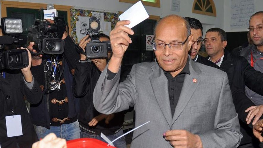 Le président sortant Moncef Marzouki, candidat à la présidentielle en Tunisie, vote à Sousse, au sud de Tunis, le 21 décembre 2014