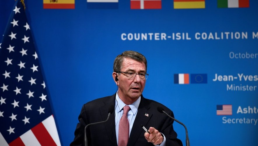 Le secrétaire d'Etat américain à la Défense, Ashton Carter, lors d'une conférence de presse conjointe avec son homologue français Jean-Yves Le Drian, à l'issue d'une réunion avec 12 autres pays consacrée à la lutte contre le groupe Etat islamique, le 25 octobre 2016 à Paris