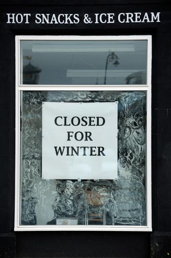 Un écriteau "Fermé pour l'hiver" sur la vitrine du glacier italien Zavaroni à Rothesay, sur l'île écossaise de Bute, le 11 décembre 2015