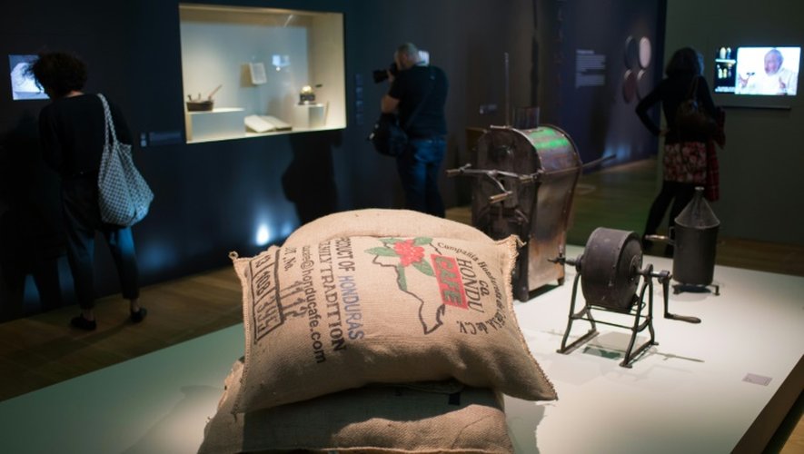 Des sacs à café exposés dans le cadre de l'exposition "Cafe In" au MuCem à Marseille, le 24 octobre 2016