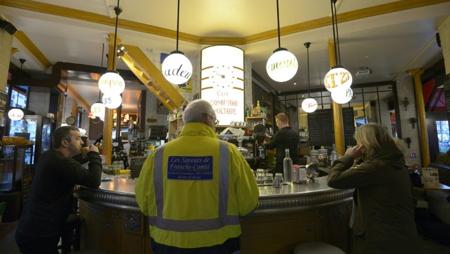 Des clients au bar du "Comptoir Voltaire" qui a rouvert le 16 décembre 2015 à Paris