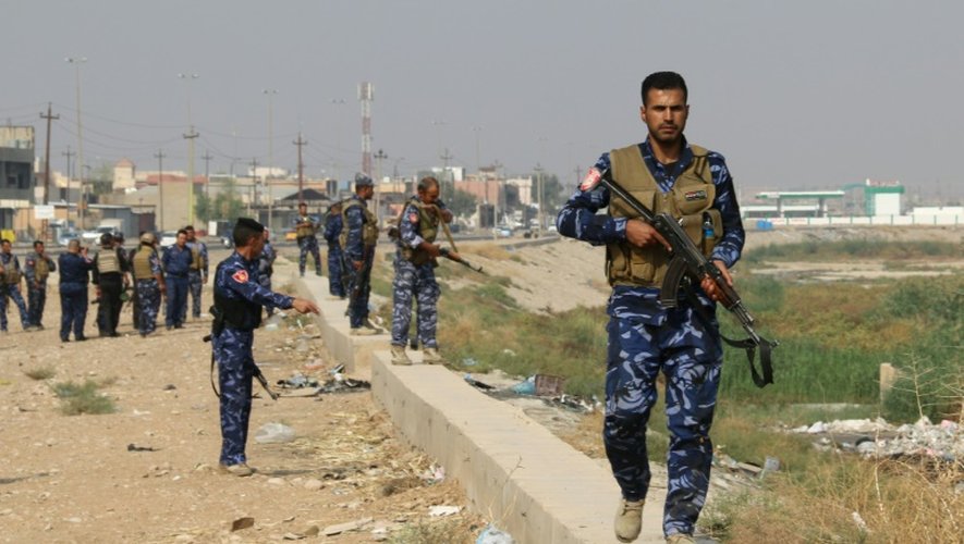 Des soldats des forces armées irakiennes patrouillent dans Kirkouk à la recherche de jihadistes du groupe Etat islamique, le 25 octobre 2016