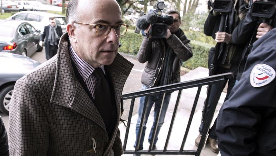 Le ministre de l'Intérieur Bernard Cazeneuve à son arrivée au commissariat le 22 décembre 2014 à Dijon
