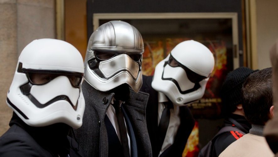 Des fans costumés en "Stormtroopers" font la queue devant le Grand Rex pour voir le dernier opus "Star Wars", le 16 décembre 2015 à Paris