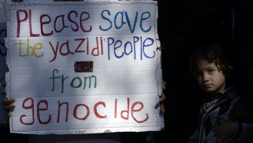 Un panneau appelant à sauver les yézidis d'Irak du génocide affichée au centre de réfugiés à Mytilene, en Grèce, le 16 avril 2016