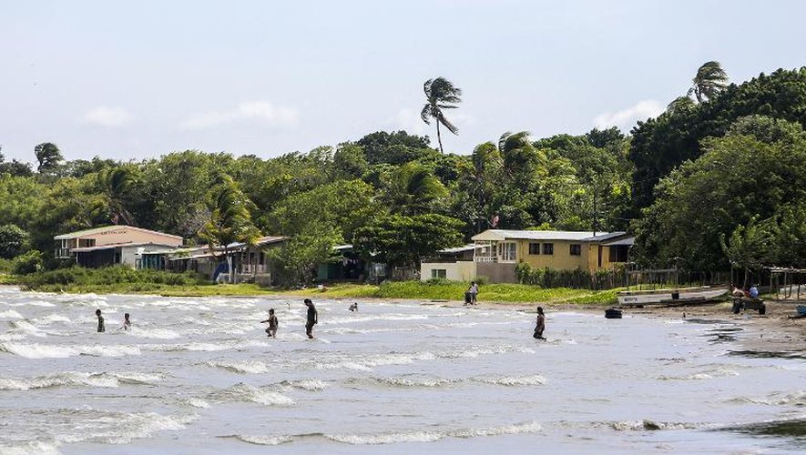 Des habitants nagent dans le lac de Cocibolca, plus grande réserve d'eau douce d'Amérique centrale, situé dans le village de Rivas (Nicaragua) le 11 décembre 2014
