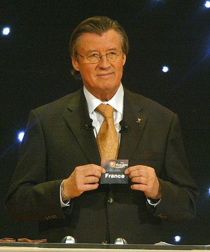 Gerhard Aigner, alors secrétaire général de l'UEFA, lors du tirage au sort des groupes pour l'Euro-2004, le 30 novembre 2003 à Lisbonne