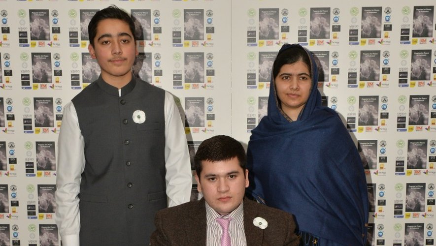 La Prix Nobel de la Paix Malala Yousafzai pose avec deux victimes de l'attentat de l'école publique de l'armée de Peshawar, Ahmad Nawaz (g) et Muhammad Ibrahim Khan (c) à Birmingham, le 15 décembre 2015