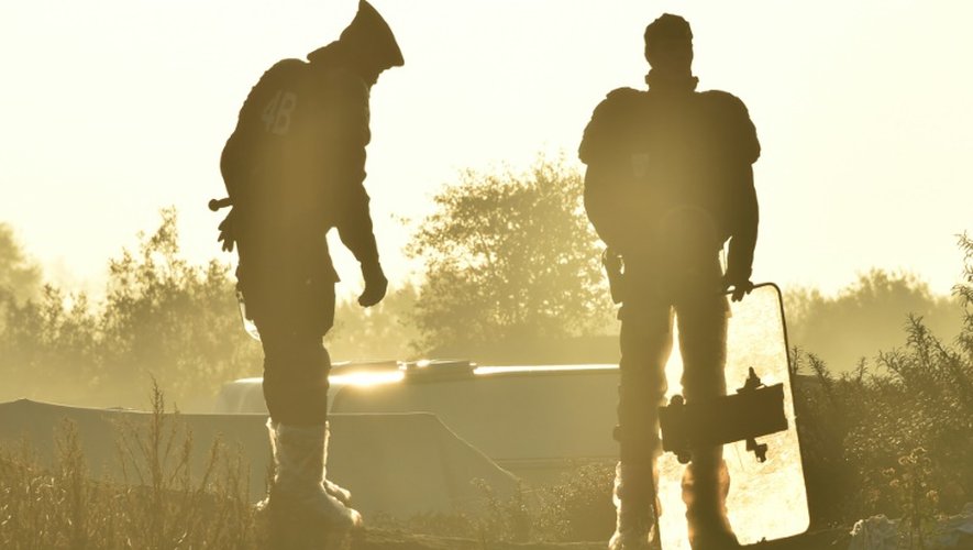 Des policiers français surveillent la "Jungle" de Calais en cours de démolition, le 27 octobre 2016