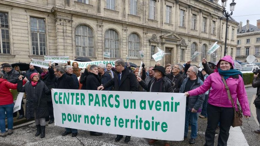 Devant le tribunal administratif de Grenoble, des manifestants favorables au projet de Center Parcs à Roybon (Isère), le 18 décembre 2014