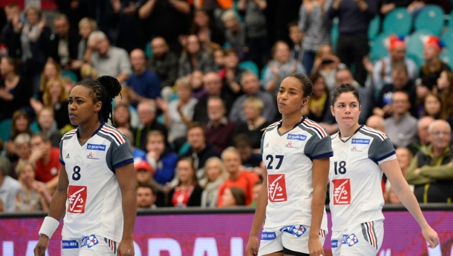 La déception des joueuses françaises, éliminées en quart de finale du Mondial de handball, le 16 décembre 2015 à Kolding