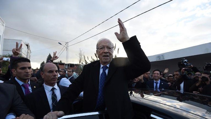 Béji Caïd Essebsi, salue ses partisans après avoir voté le 21 décembre 2014 à Tunis