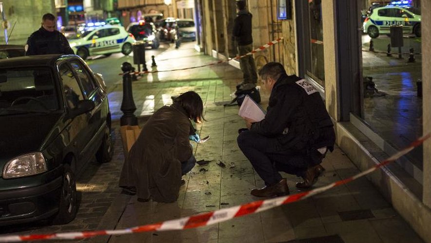 Des policiers à l'endroit où un homme a foncé sur des passants le 21 décembre 2014 à Dijon