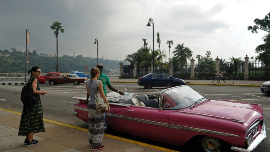 Une ancienne limousine américaine est stationnée dans une rue du quartier historique de La Havane, le 16 décembre 2015