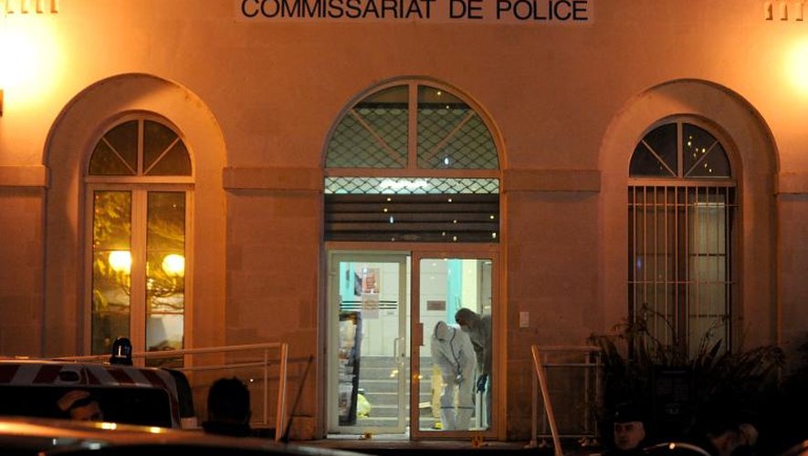Des membres de la police scientifique recueillent des éléments le 20 décembre 2014 au commissariat de Joué-les-Tours