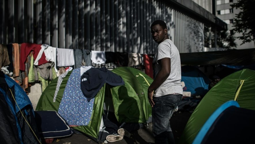 Du linge sèche à côté des tentes de migrants qui se multiplient le 27 octobre 2016 à Paris
