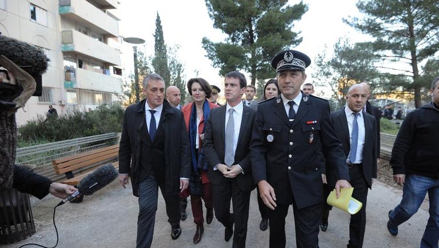 Le Premier ministre Manuel Valls (C) et le maire de Montpellier Philippe Saurel (g) visitent le nouveau commissariat de la Paillade dans la banlieue de  Montpellier le 22 décembre 2014