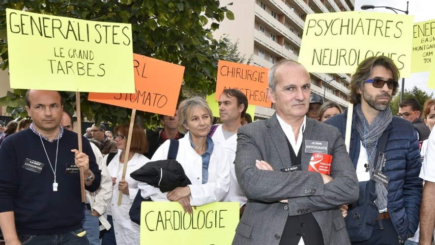 Le président de l'UFML Jérôme Marty (d) manifeste à  Toulouse contre la loi Santé, le 5 octobre 2015