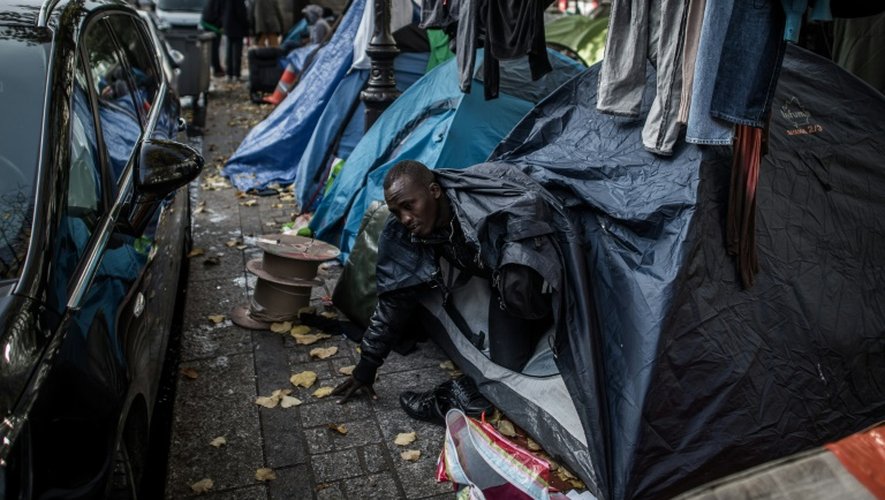 Des migrants  dans des tentes igloo qui se multiplient le 27 octobre 2016 à Paris