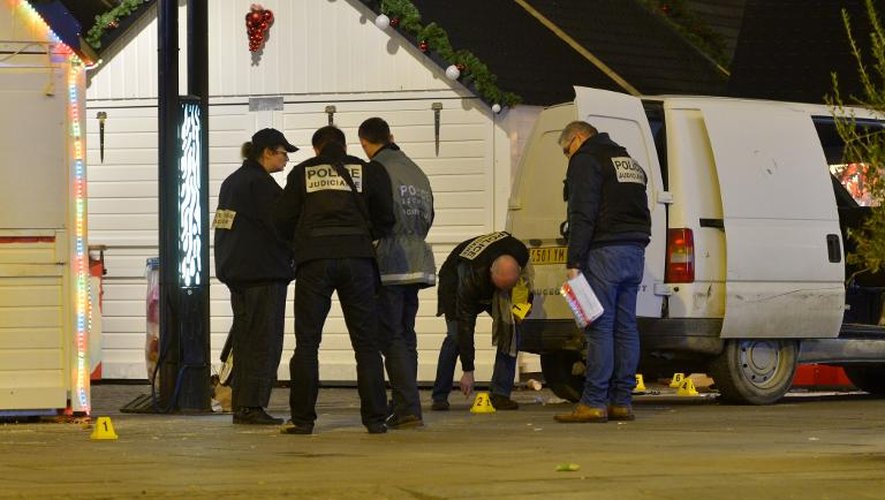 La police effectue des relevés à côté du véhicule qui a fauché plusieurs personnes sur le marché de Noël de Nantes le 22 décembre 2014