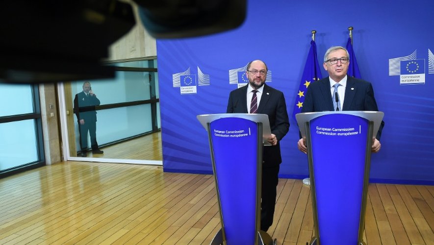 Le président de la commission européenne Jean-Claude Juncker (d) et le président du Parlement européen Martin Schulz, lors d'une conférence de presse à Bruxelles le 17 décembre 2015